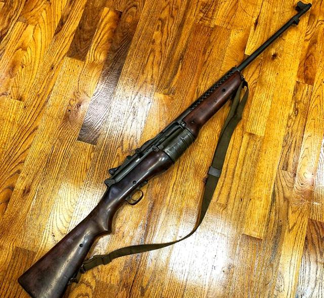 在现实中,m1941从来就不具有安装瞄准镜的能力,而配套的消音器更是不