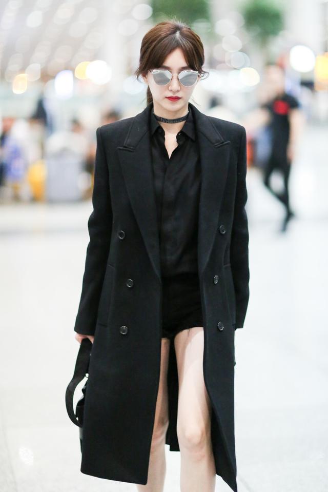 女神江疏影的撞色穿搭,黑红搭配气场十足