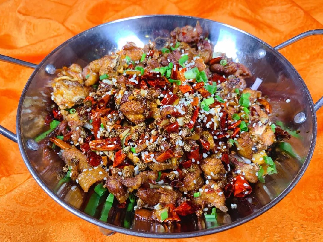 辣子鸡香辣过瘾 ,解馋又下饭干锅更加鲜香,热气腾腾的适合冬天吃回锅