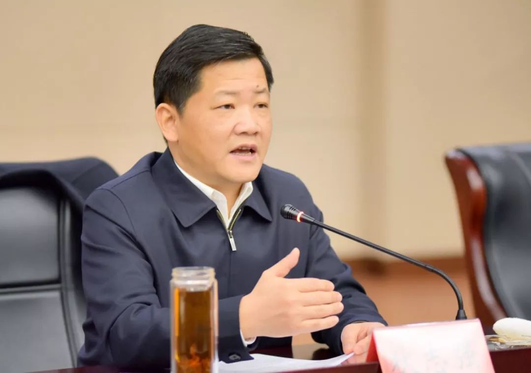 区领导沈东,王跃中,陈锁龙,刘国新参加会议.