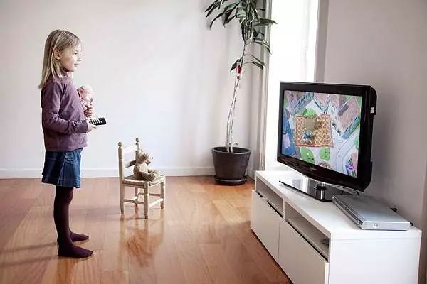 他们看电视的姿势背后但是,您有观察过孩子看电视吗?