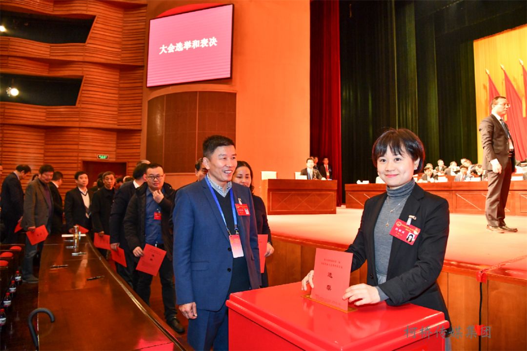 经无记名投票,依法选举朱晓董为绍兴市柯桥区第一届人民代表大会常务