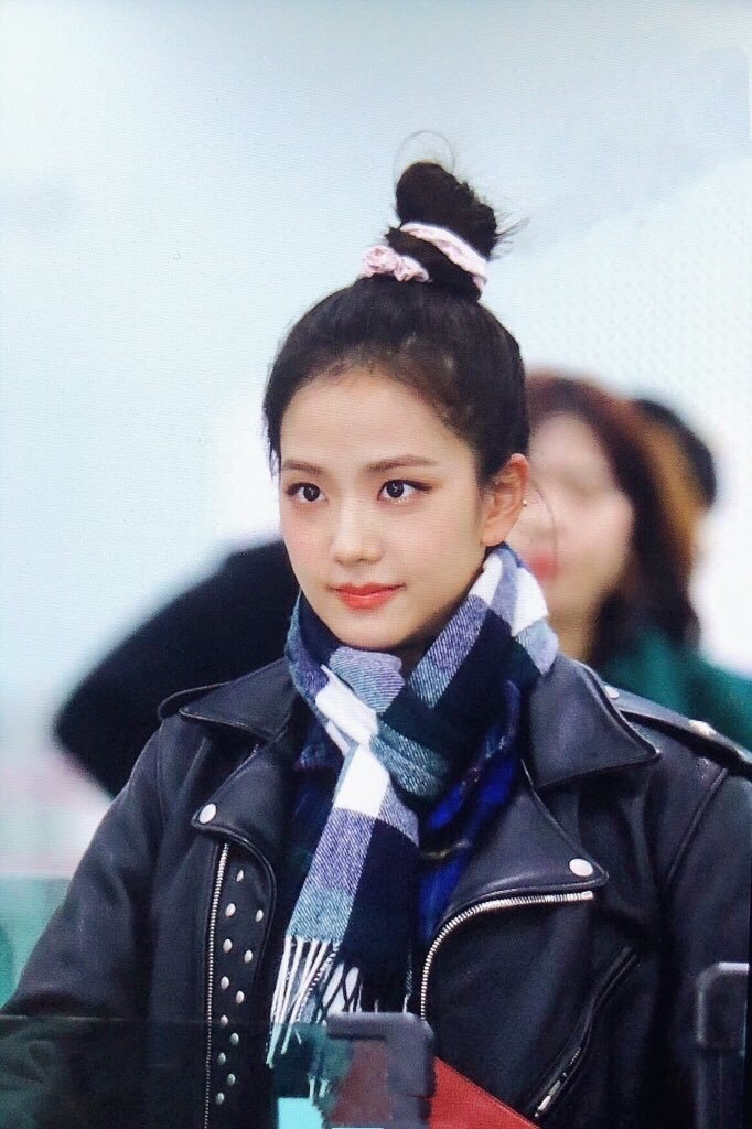 人间四月酷炫金智秀穿飒爽皮外套扎丸子头新闻图超能打