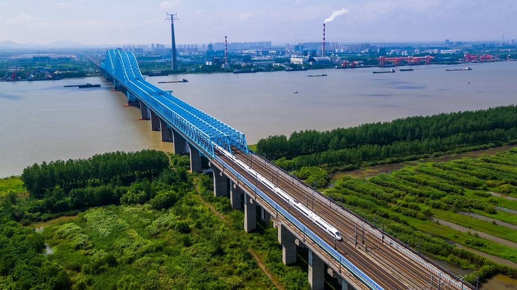 下游设双线京沪高速铁路,上游设双线沪汉蓉铁路,两侧各设一条南京城市