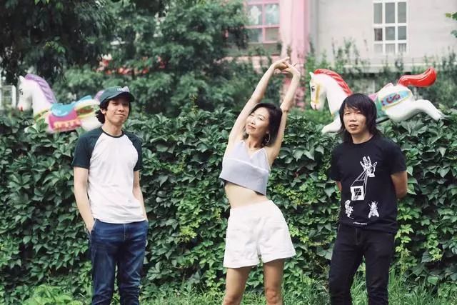 吉他:robin贝斯/键盘/采样:通通主唱/键盘:思雨表情银行mimikbanka不