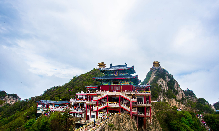 原创中国最"偏心"的景区:仅对这两个姓氏的人免费开放,只因此人!