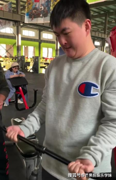 赵本山儿子牛牛卖力减肥,挤出双下巴,五官颜值和步伐神似父亲