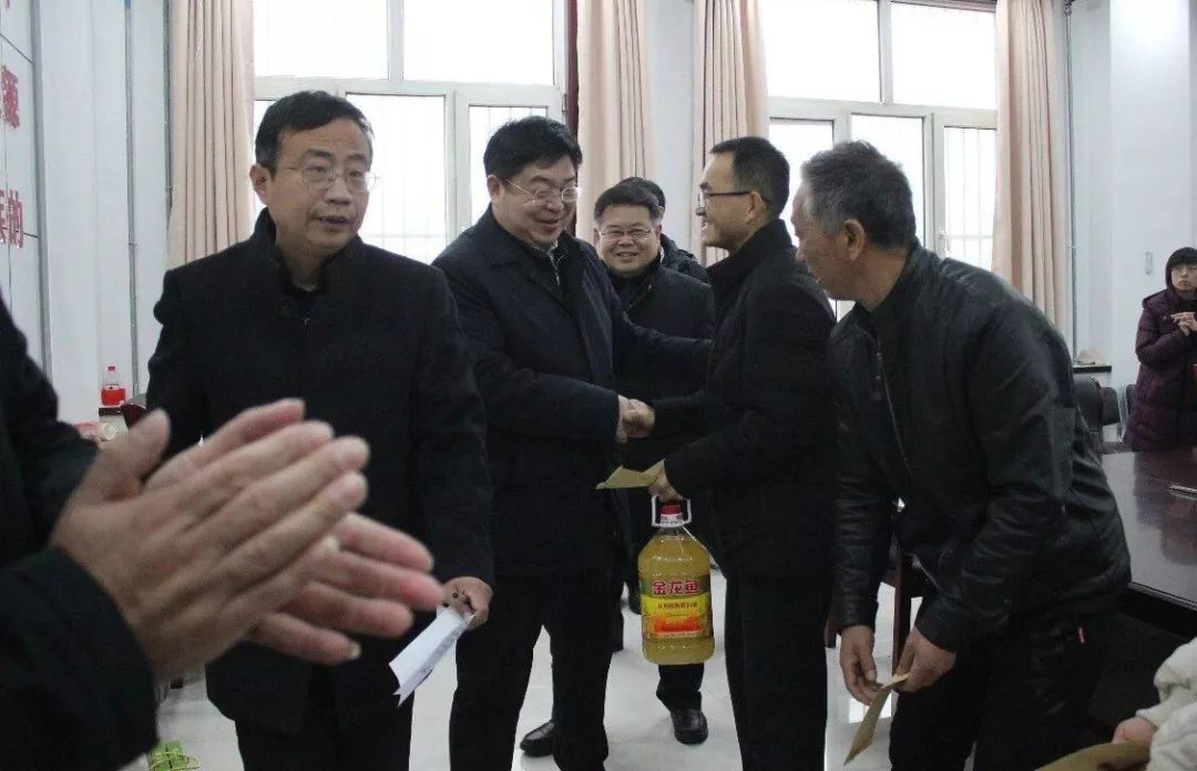 冬雾深重 关爱更浓 ——县委书记冯立业慰问优秀教师,困难教师_赞皇