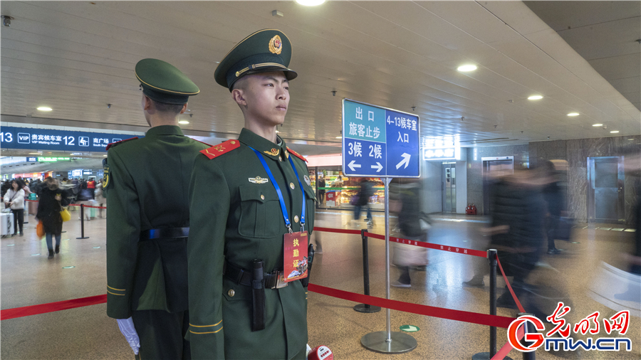 2020春运大幕开启武警官兵守护春运平安路