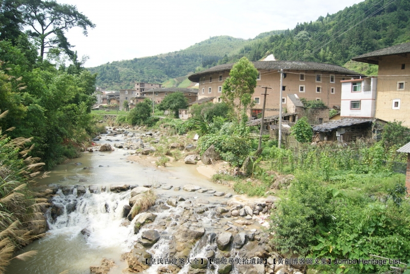 绳武楼位于平和县芦溪镇蕉路村,依山傍水,风光秀丽,是一座袖珍圆形