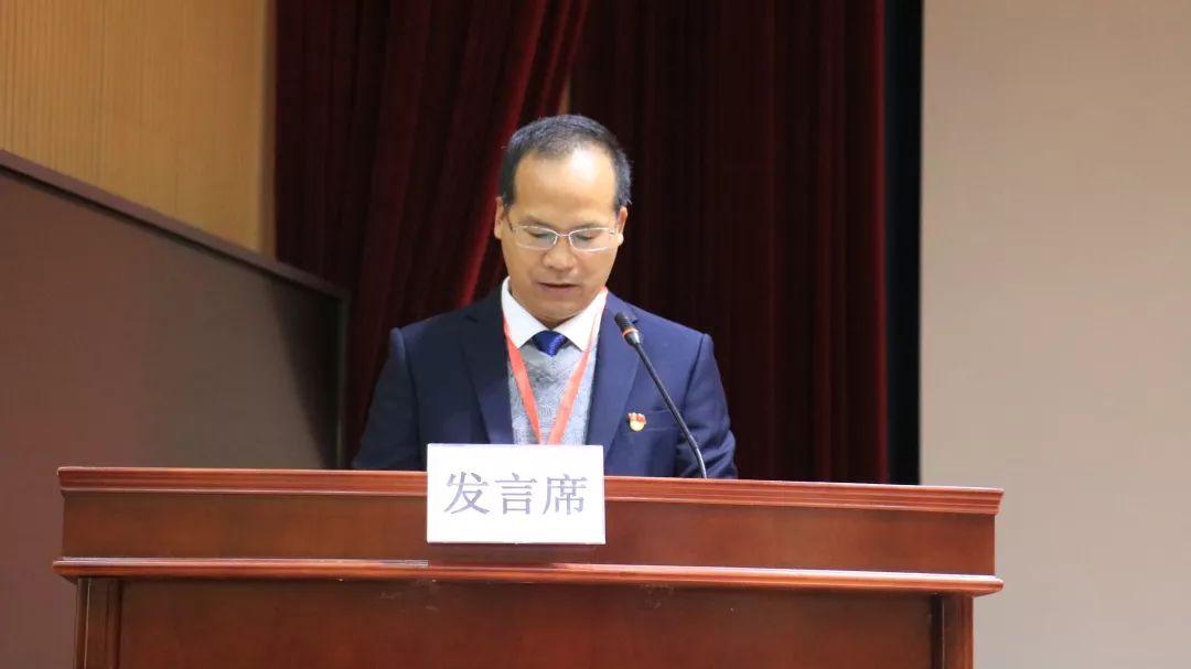 听取和审查镇党委工作报告在党委书记徐镜跃的带领下,所有与会人员