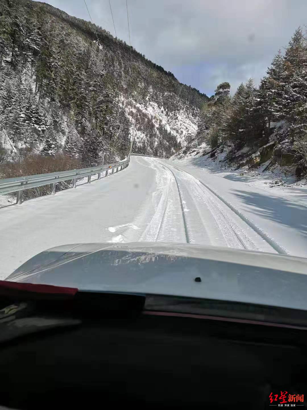 扩散g227国道四川木里段多路段积雪车辆无法通行