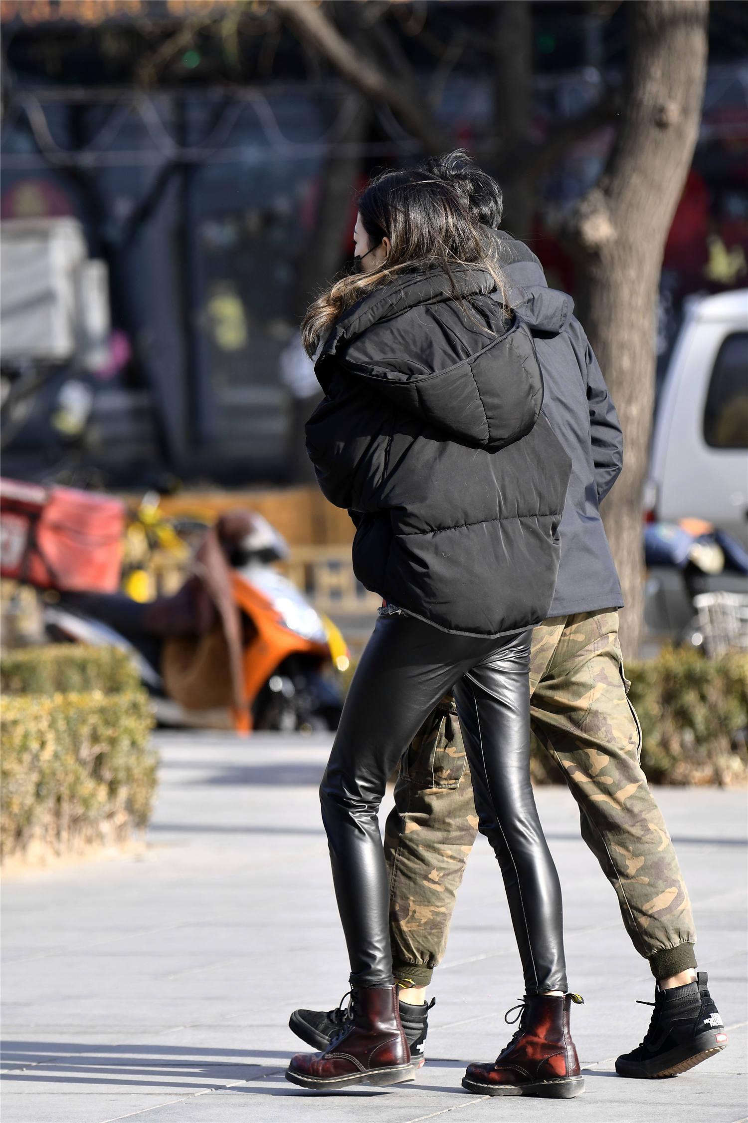 紧身裤皮搭配马丁长靴,显身材的穿搭,又有着淑女气质