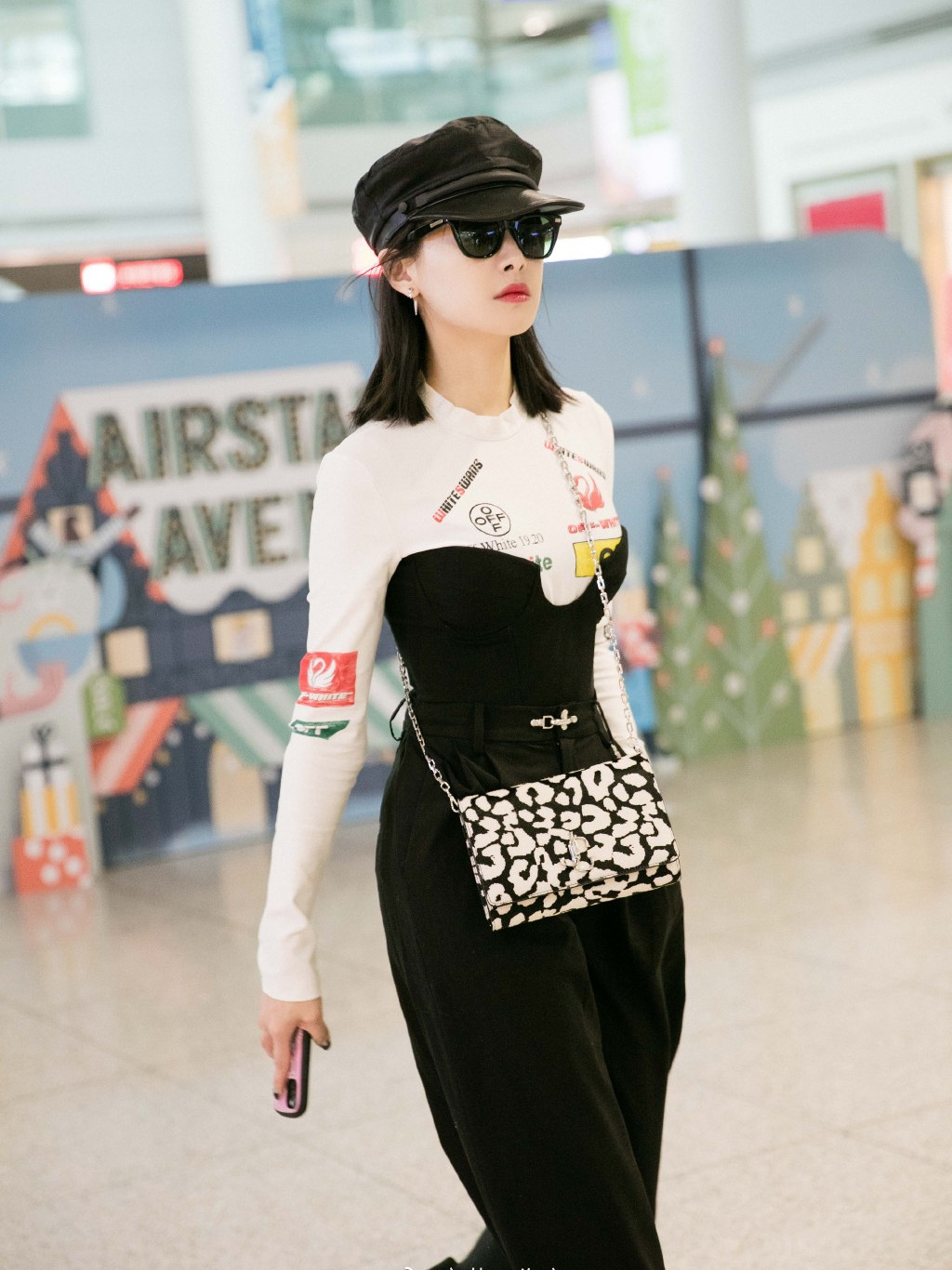 宋茜换"新"造型,齐肩短发搭配拼接色上衣 西裤走机场,帅呆了_时候