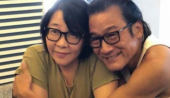 刘家辉与妻子成为圈里模范夫妻,也有两位非常出众的女儿,对于他的那对