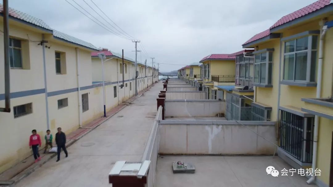 和赵彩荷不同的是,同为斜沟村双湾组的贫困户马娟娟,她没有太多犹豫