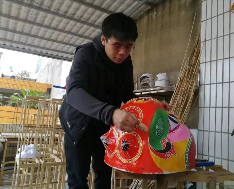 恭城扎纸艺人真牛!2020年央视春晚火红年味舞美道具他给扎出来!