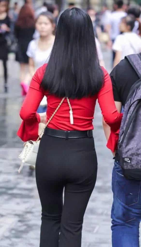 街拍美女:红上衣加黑裤子,小姐姐这样的穿搭就很"港风"