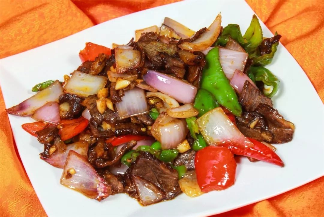 牛肉肉质鲜美,口感非常棒爆锅后香辣的味道也被发挥到极致牛肉与洋葱