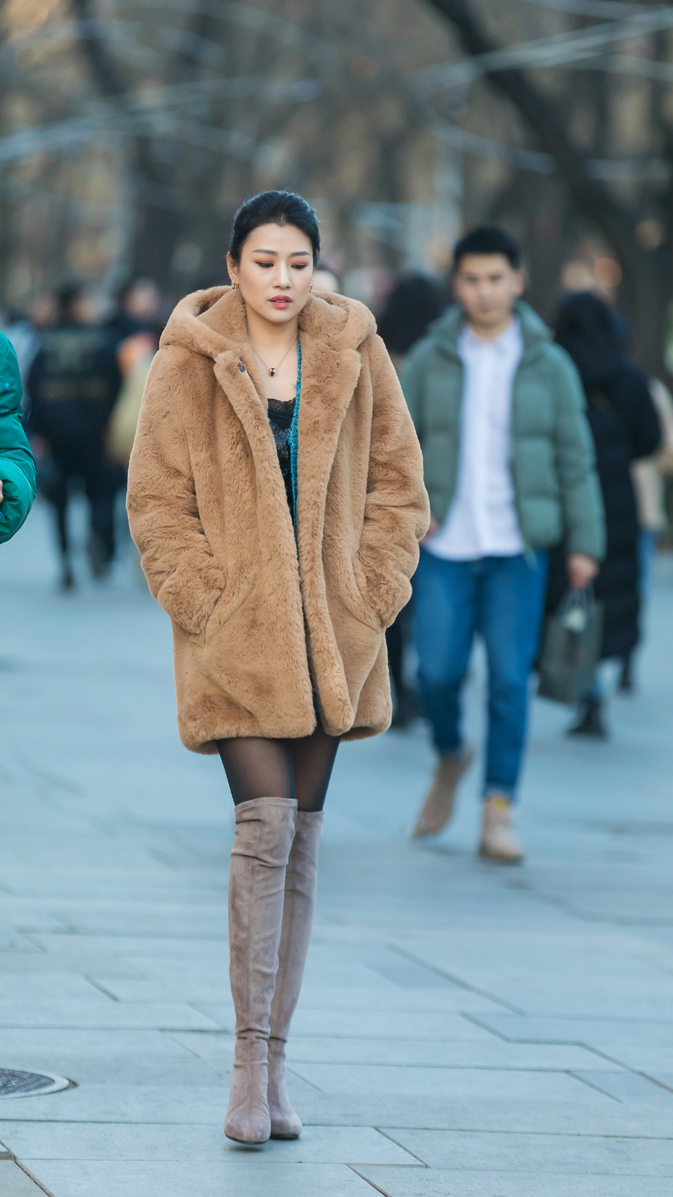 时髦的姑娘冬天穿大衣搭配高筒靴风度温度气质都有了