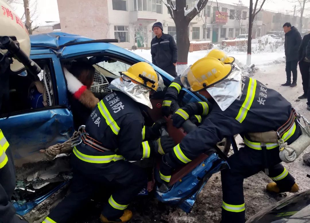 雪地车祸图片