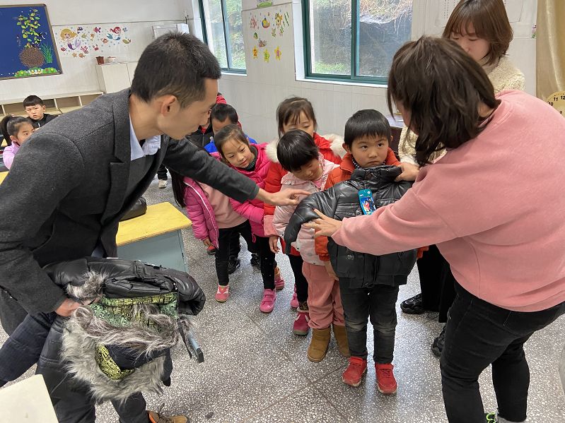 三服务团县委走访慰问偏远山区学生并调研学校少先队工作