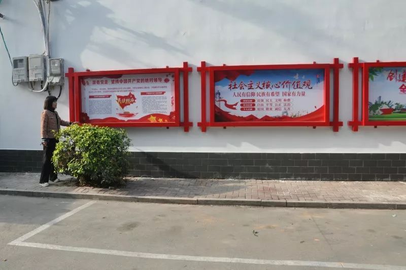 "改造后福居巷两侧外墙重新粉刷,墙面上布置了历史文化宣传栏,街巷