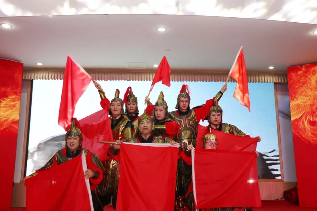 医院休养员带来的舞蹈《精忠报国》,展现了我院多年来开展"表达艺术"