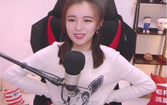 虎牙团子太敬业严肃和调皮并存直播间掌声不断