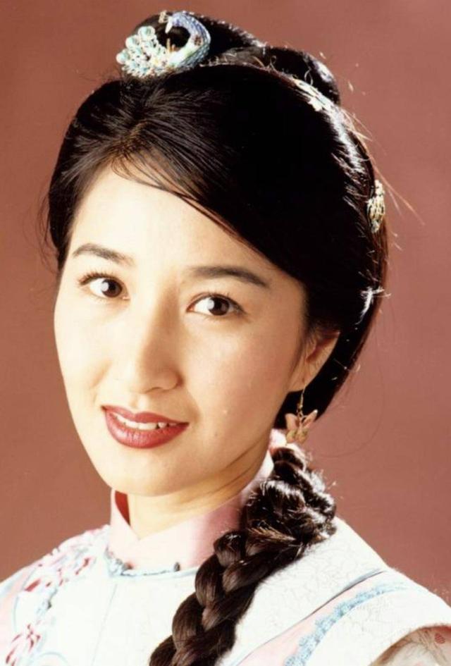 许多网友或许不知关咏荷便是第一届"万千星辉颁奖典礼"的"最佳女主角"