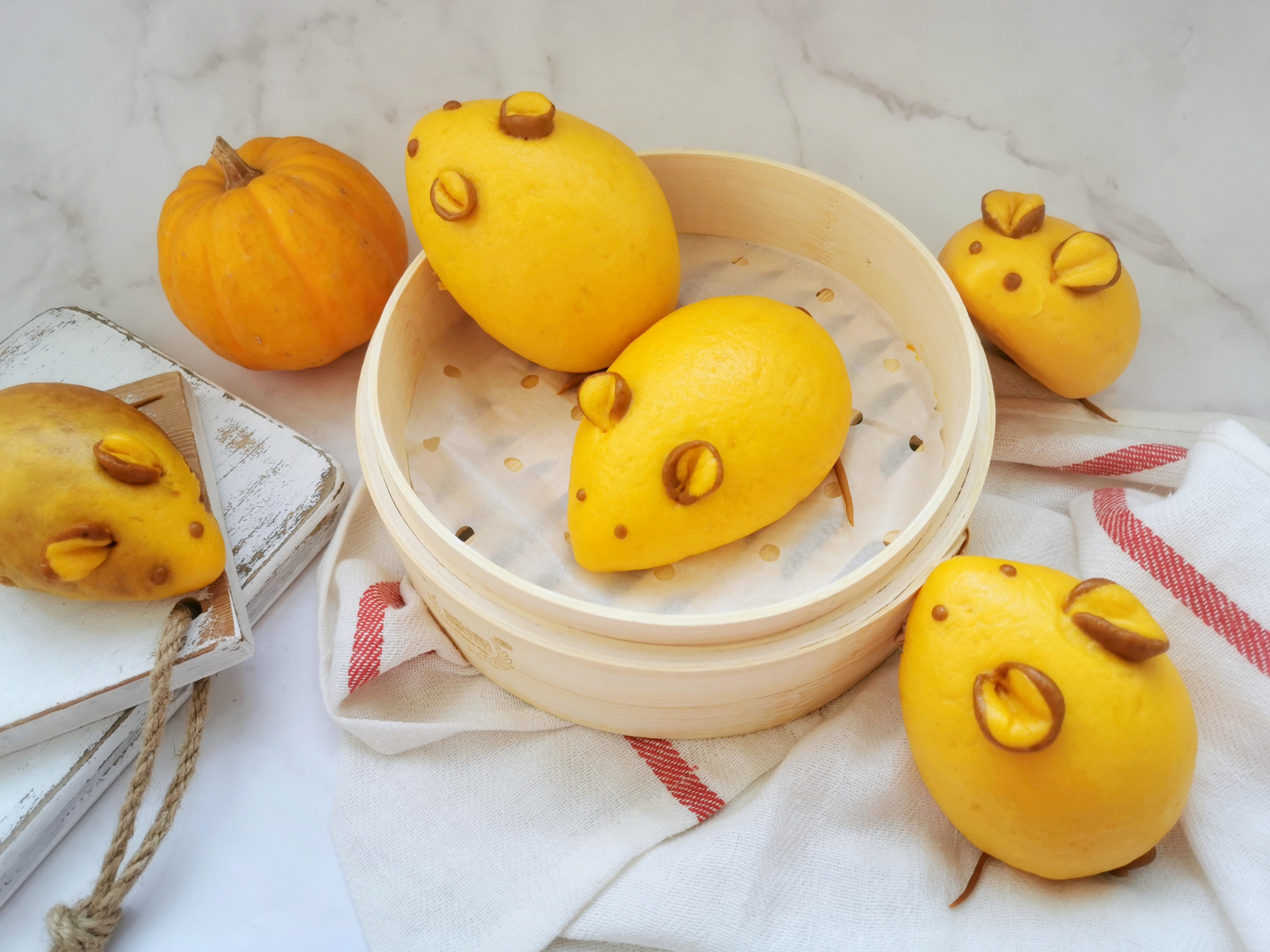 原创不用泡打粉,不用白糖,教你做口感清甜的鼠馒头,孩子一顿吃3个