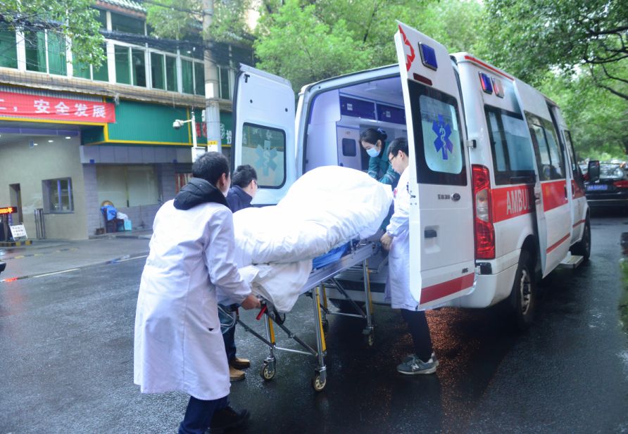 将患者接回医院.9.送入急诊抢救室.10.由医院急诊人员进行下一步救