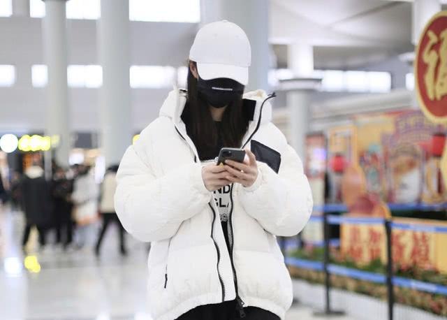 沈梦辰机场好低调戴口罩加棒球帽遮脸穿黑白服饰装扮显帅气