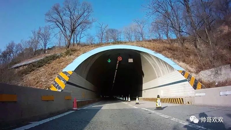 进入延庆的青龙桥隧道,高德导航告诉我:青龙桥隧道全长2.8公里!