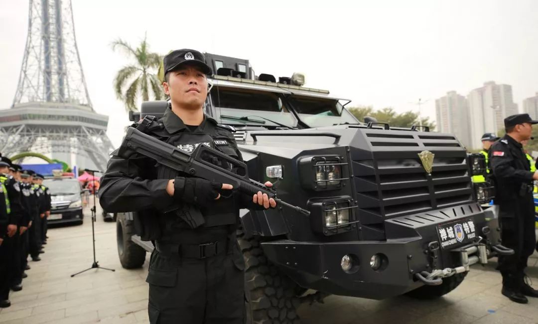 禅城公安全面启用了50辆大功率铁骑摩托车和"剑齿虎"特警战车