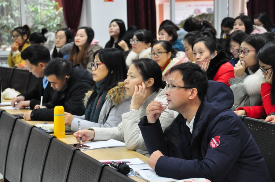 首先是幼儿园何小花园长做工作总结,何园长围绕学期工