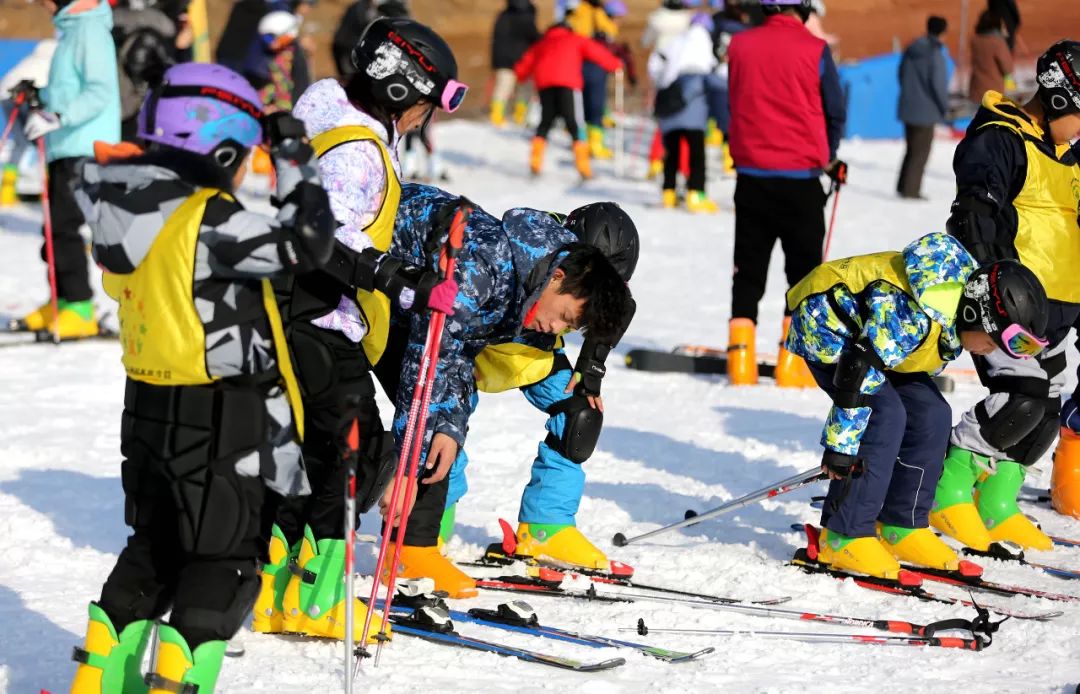 冰雪知识全掌握!青岛市首届中小学生滑雪冬令营开营