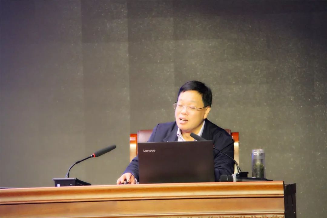 报告会由泗县三中党委委员,副校长董丙杰主持.#泗县三中