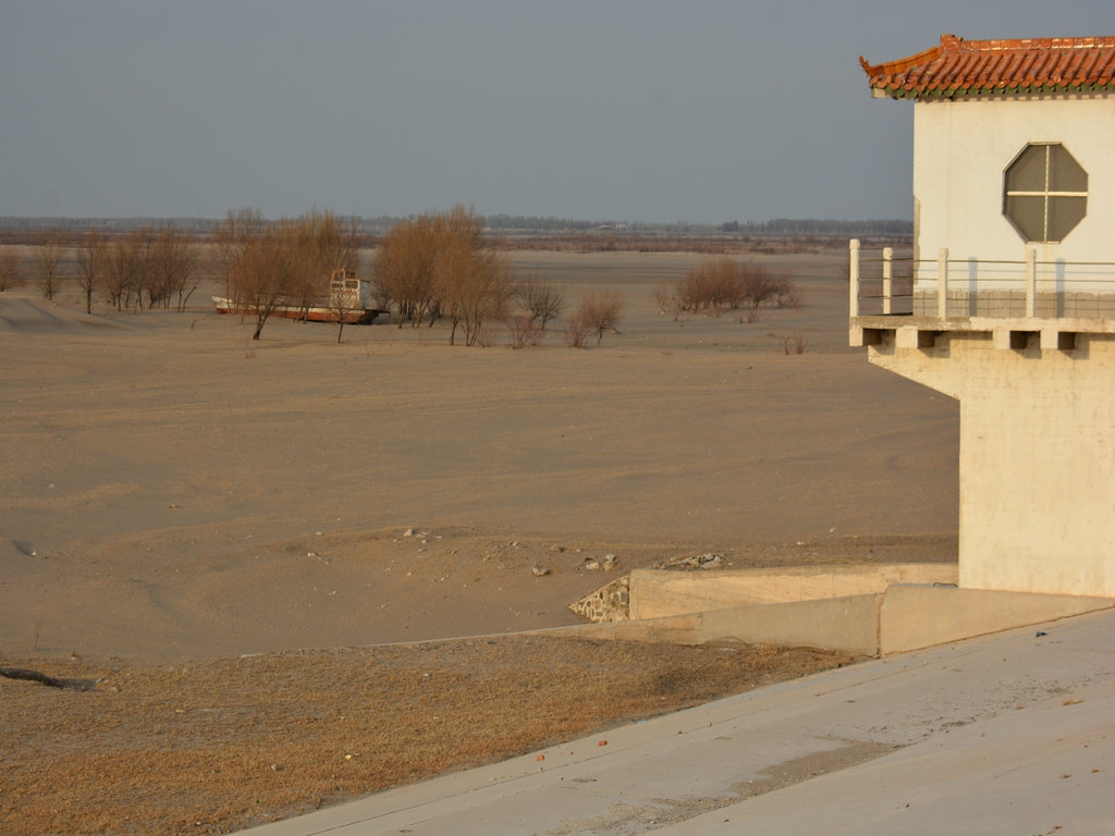 沙漠中的水库:曾为亚洲最大,如今干涸变农田种庄稼
