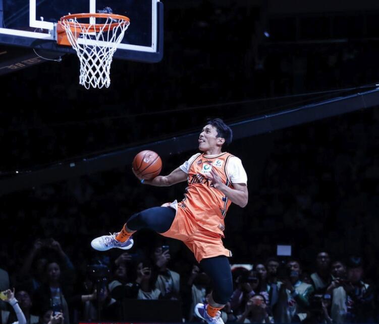 矣进宏的两个扣篮,包括"赠送"的一个扣篮,动作都很漂亮,在唐浩博表现