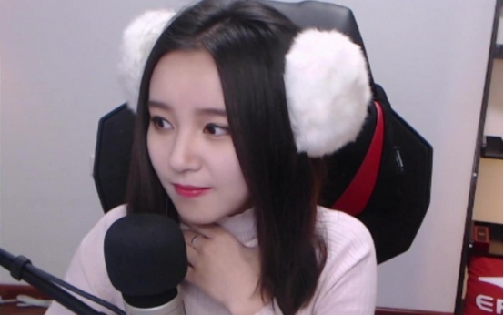 虎牙团子太敬业严肃和调皮并存直播间掌声不断