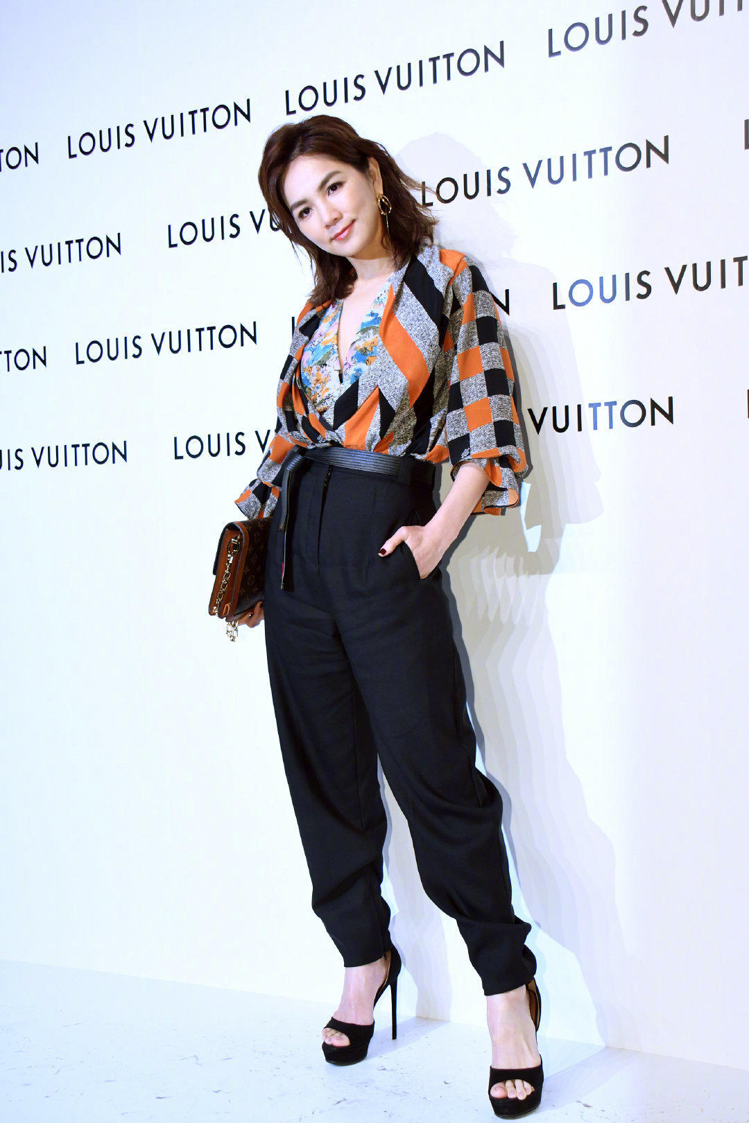 嘉桦美得真高调,扎发搭配印花连衣长裙,当年假小子秒变女神范_陈嘉烨