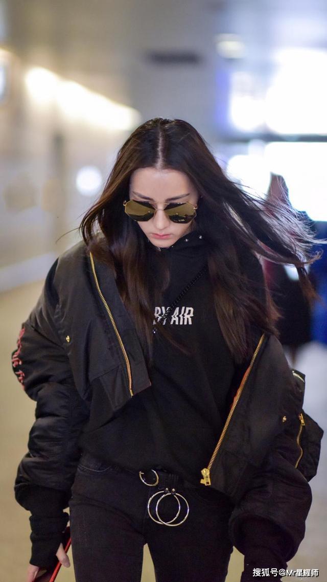 原创迪丽热巴减龄穿搭,卫衣这样搭配下衣青春感十足,仿佛重回17岁
