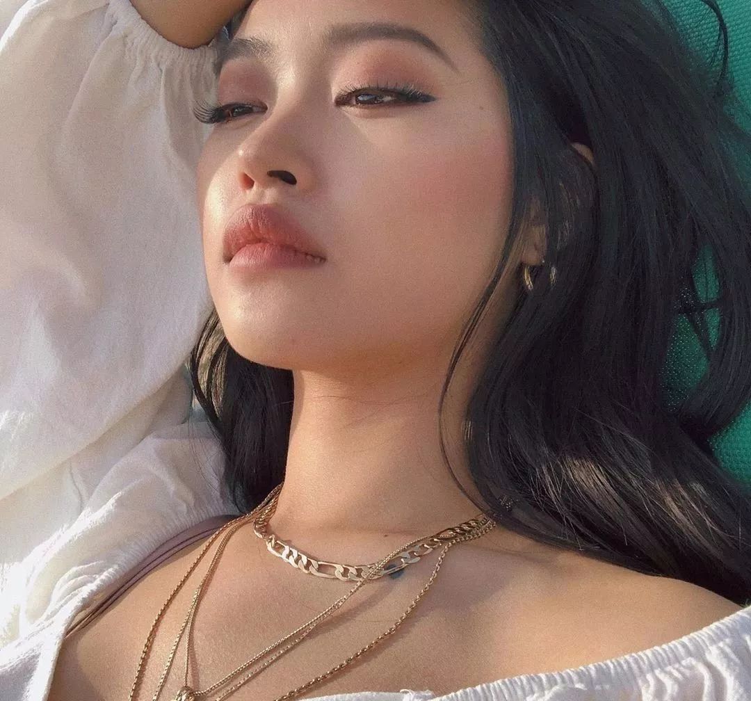 是不是美女嘴唇厚点的都这么性感呐