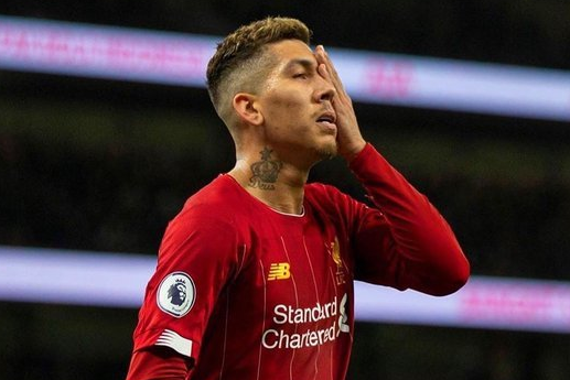 高清图:穆帅失利跪倒在地 菲尔米诺捂眼挑衅庆祝