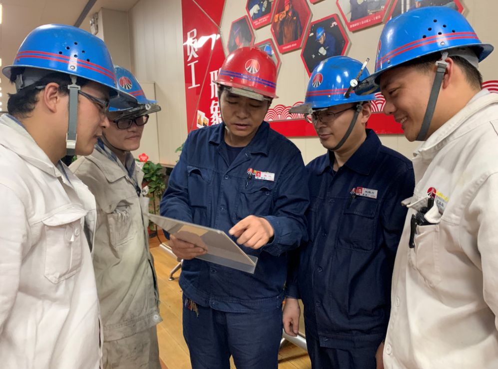 基层动态丨炼钢人用奋进书写高质量发展的"诗和远方"_员工