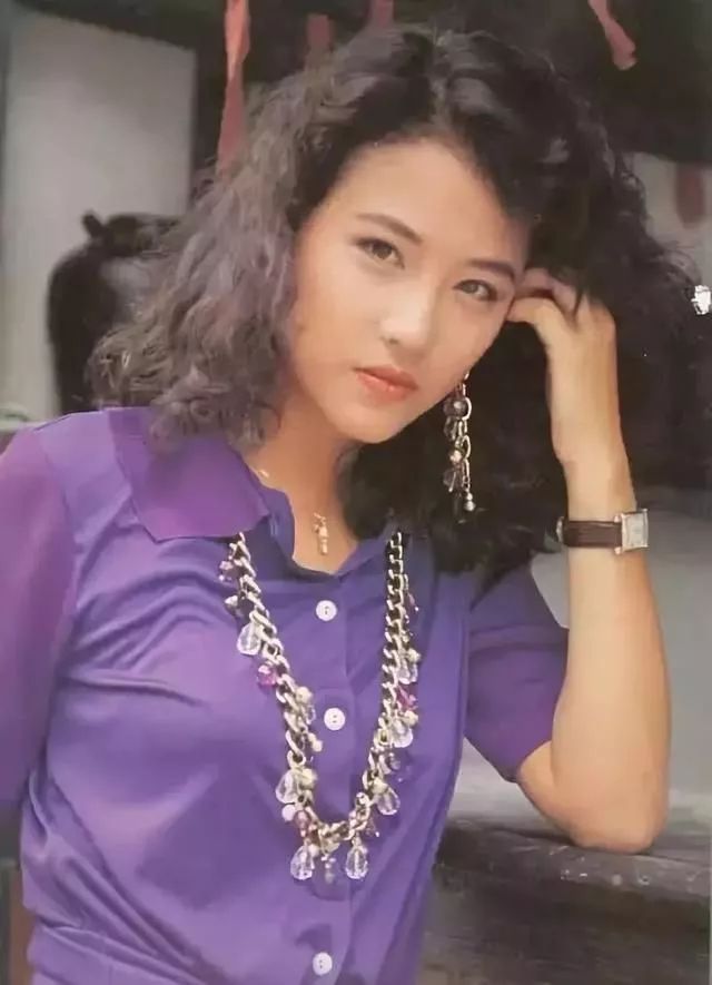 原创53岁的周海媚扮起"嫩"绝对是数一数二,网友:混娱乐圈不容易啊