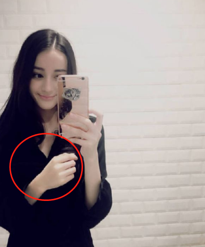 迪丽热巴出道前照片被疯传看到镜子中的手果然女汉子