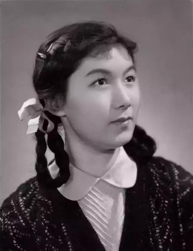 如今大红大紫的赵丽蓉,被呼为"评剧皇后",轰动了大江南北,她凭娴熟的