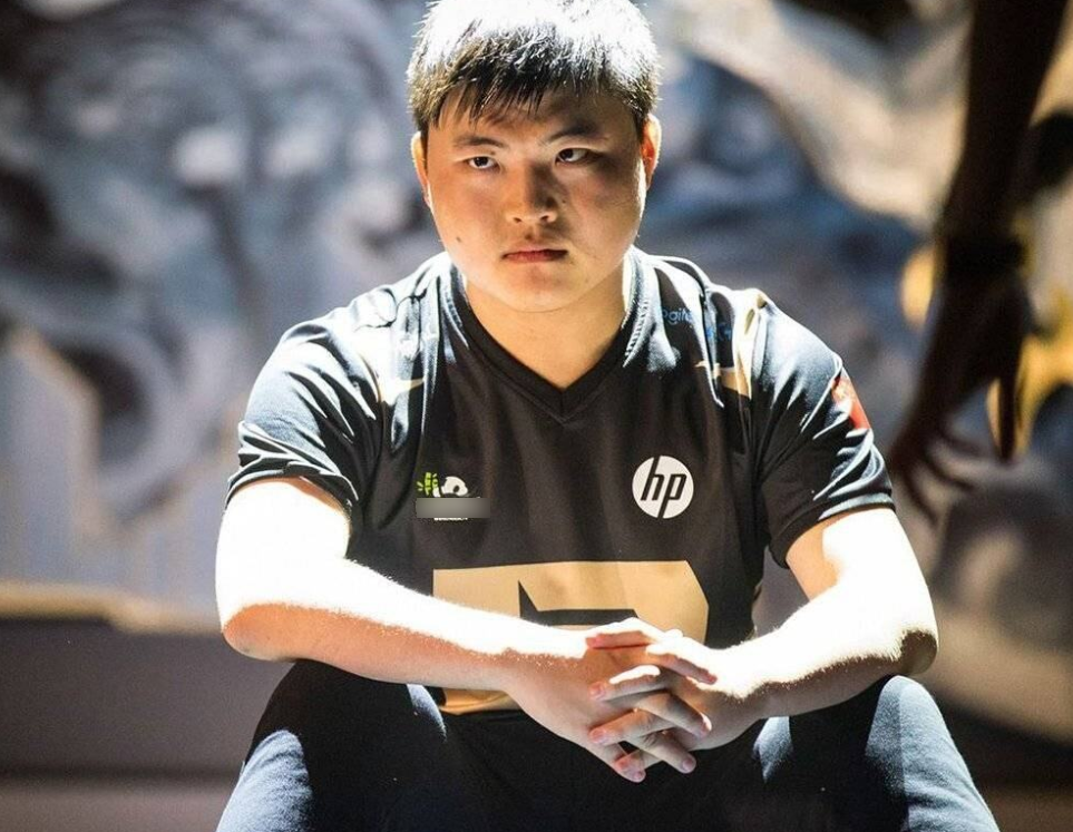 微博之夜颁奖典礼不提uzi,遭知名博主炮轰_事情